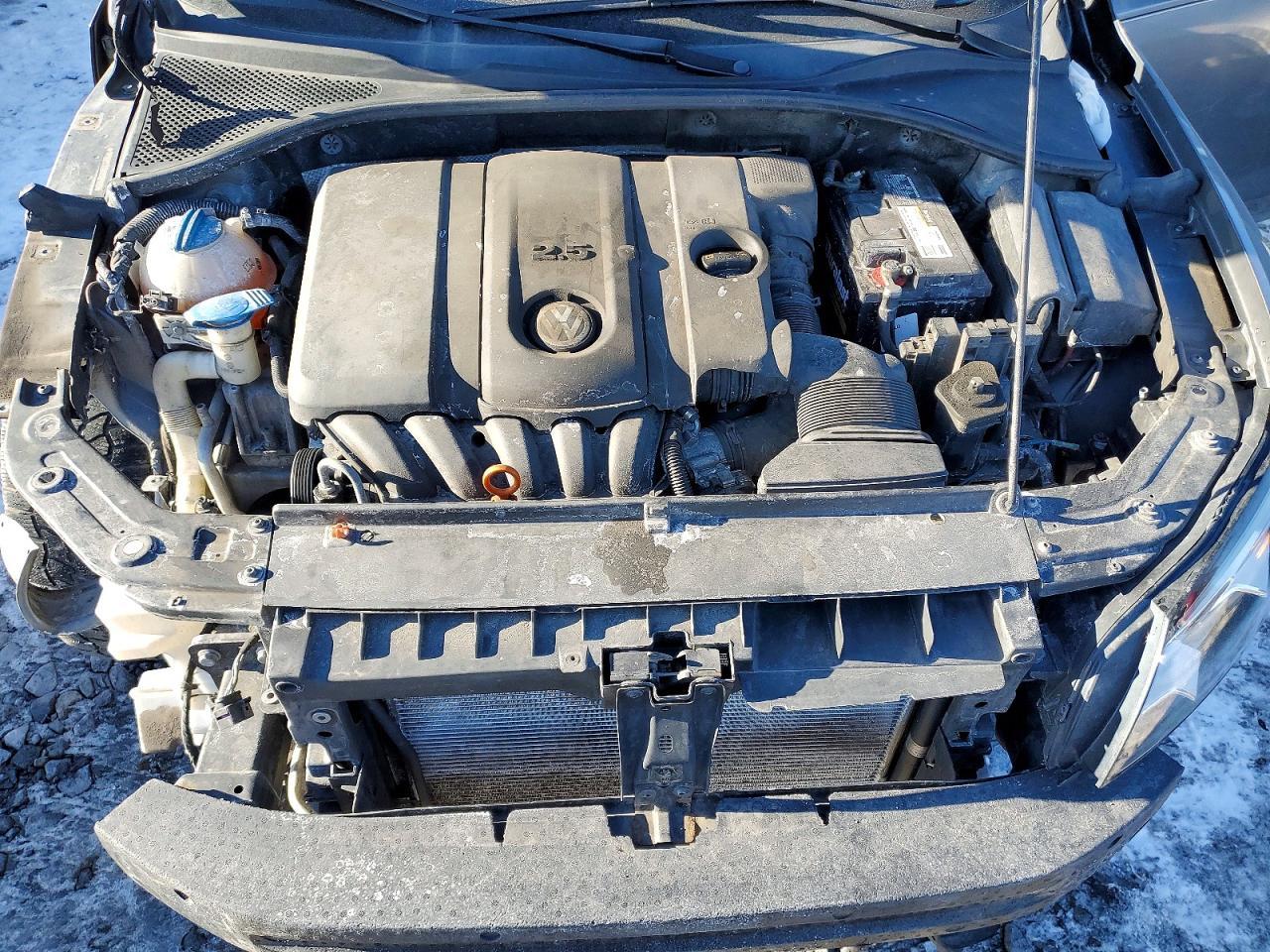 2012 VOLKSWAGEN Passat