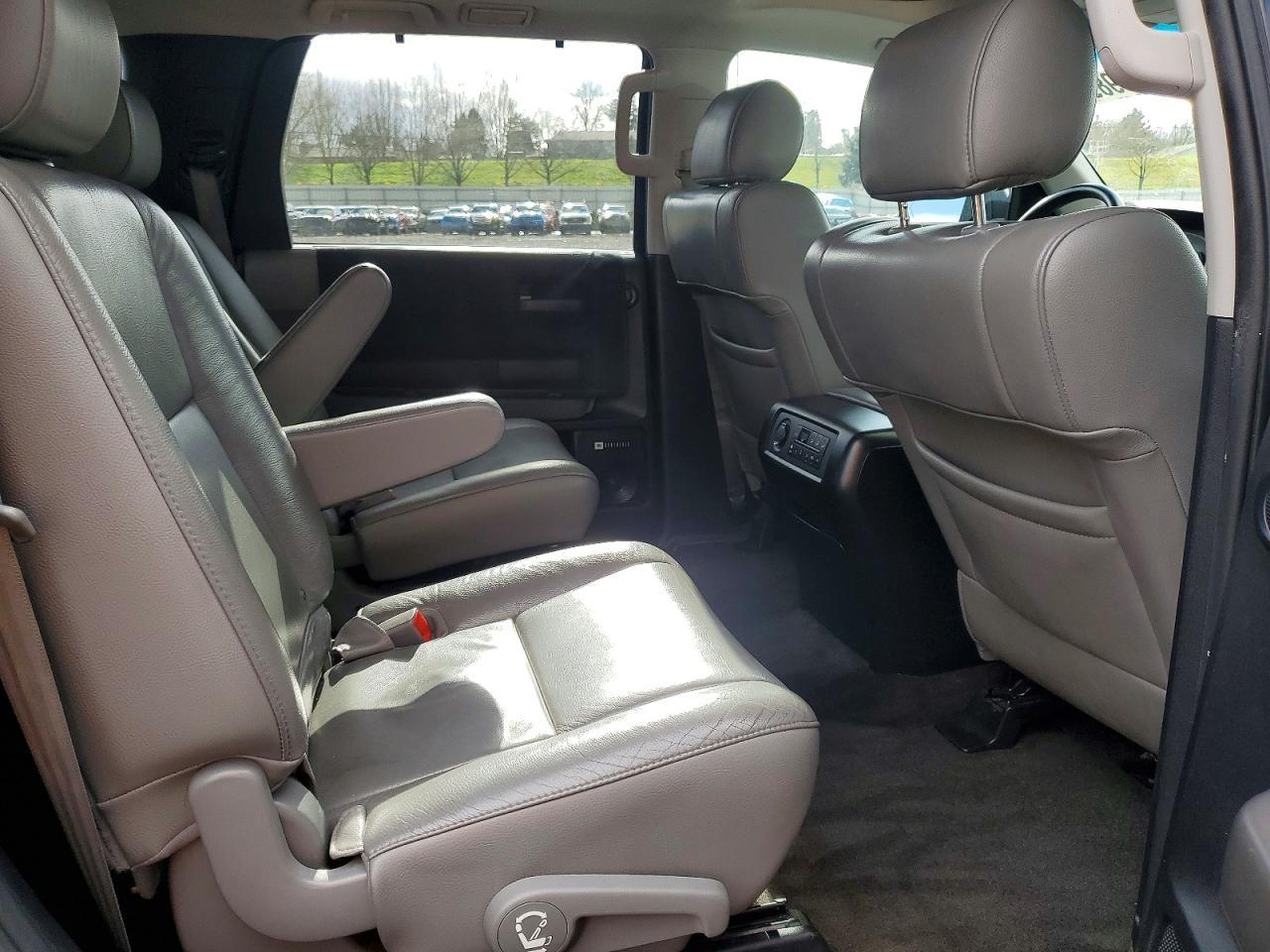 2013 TOYOTA Sequoia