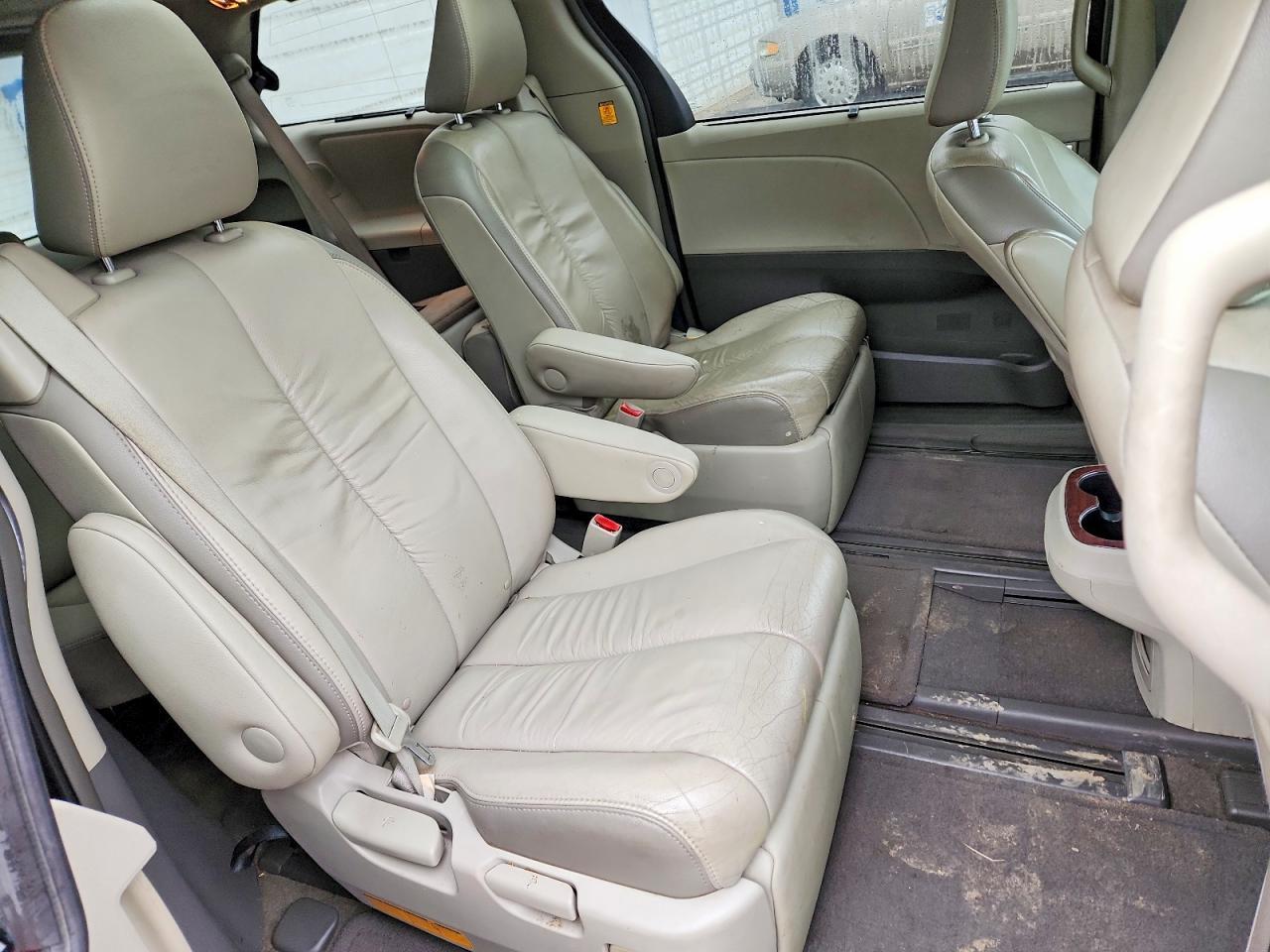 2012 TOYOTA SIENNA