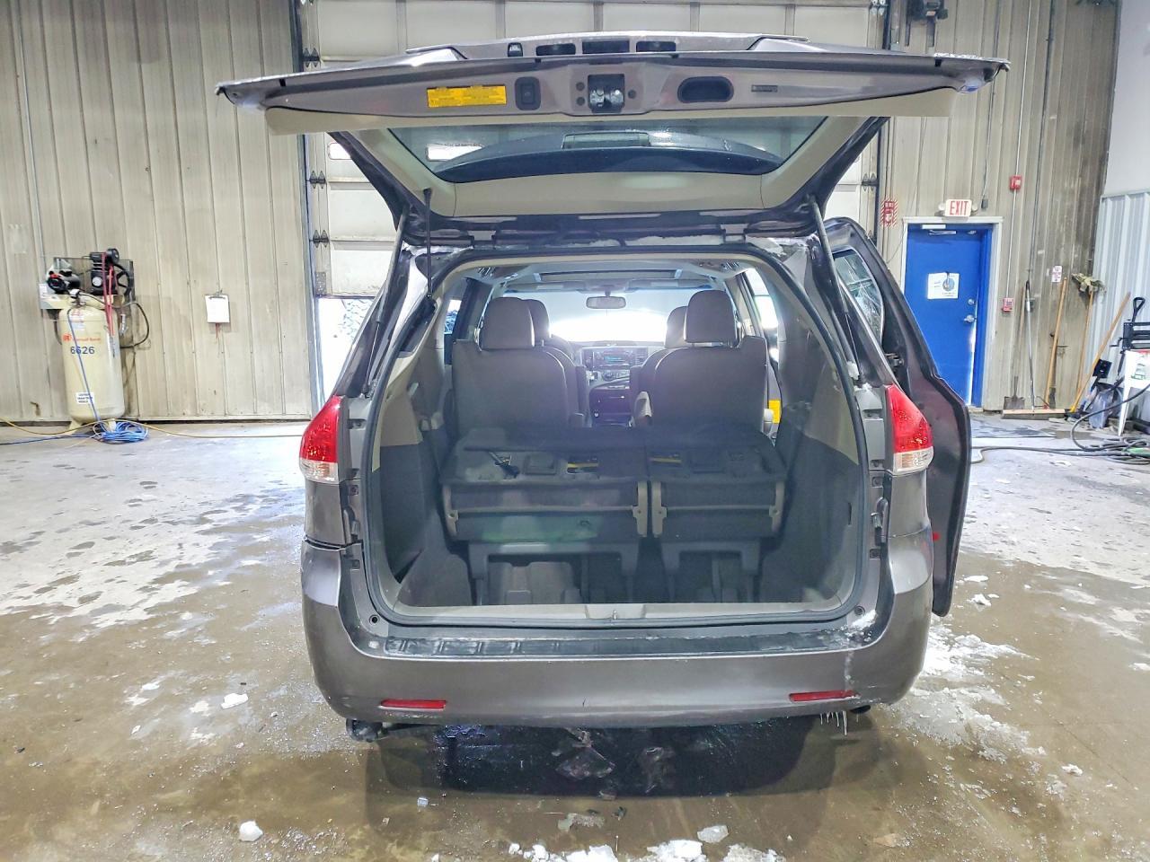 2011 TOYOTA SIENNA