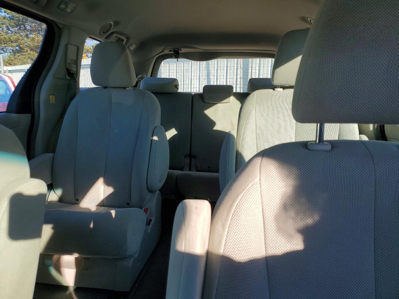 2012 TOYOTA SIENNA