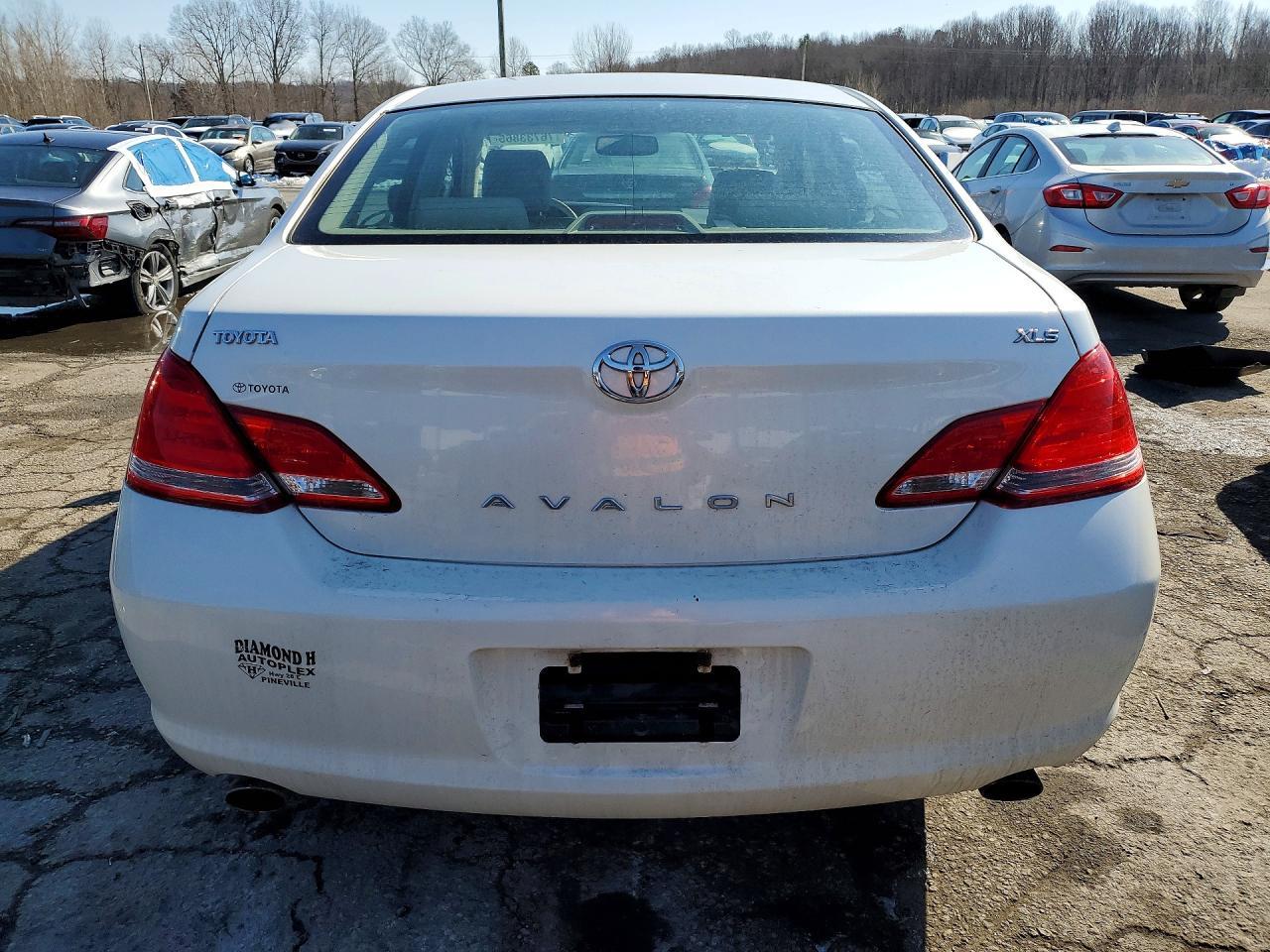 2005 TOYOTA Avalon
