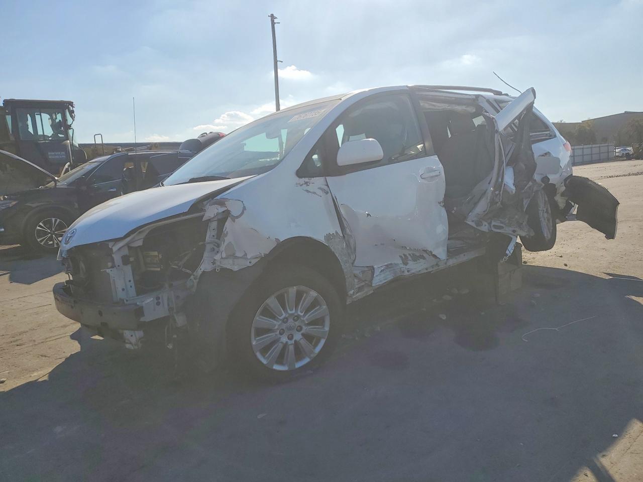 2012 TOYOTA SIENNA