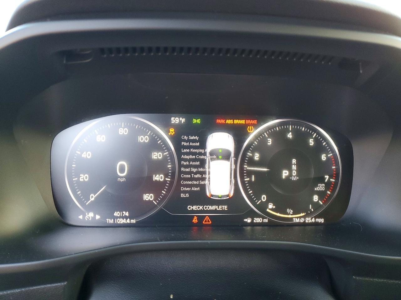2022 VOLVO XC40