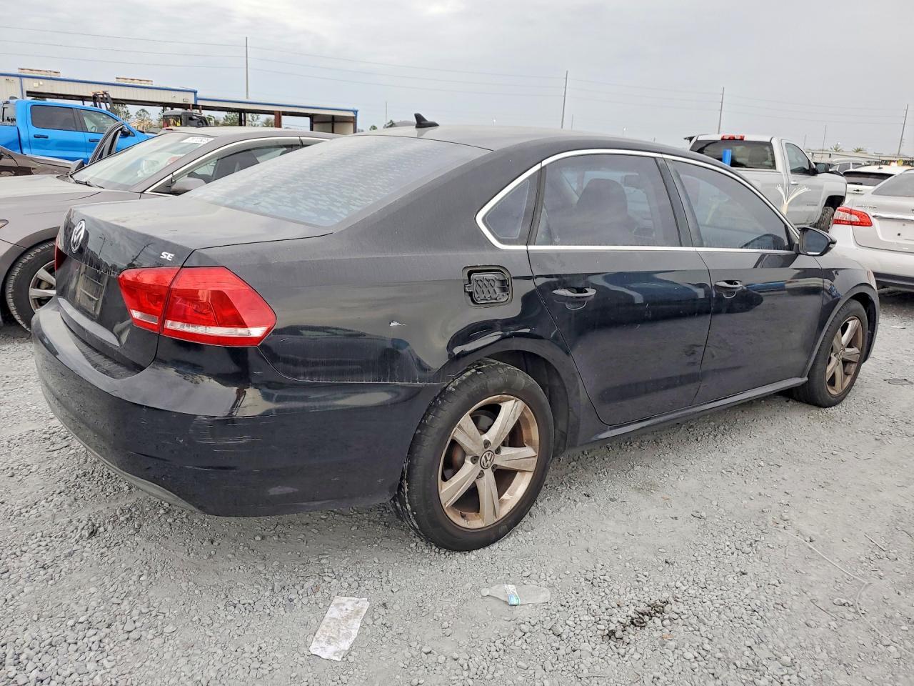 2012 VOLKSWAGEN Passat