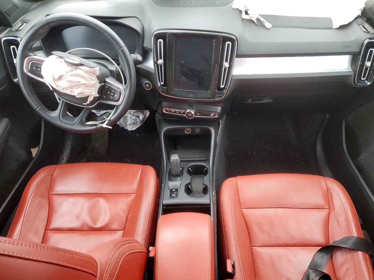 2019 VOLVO XC40