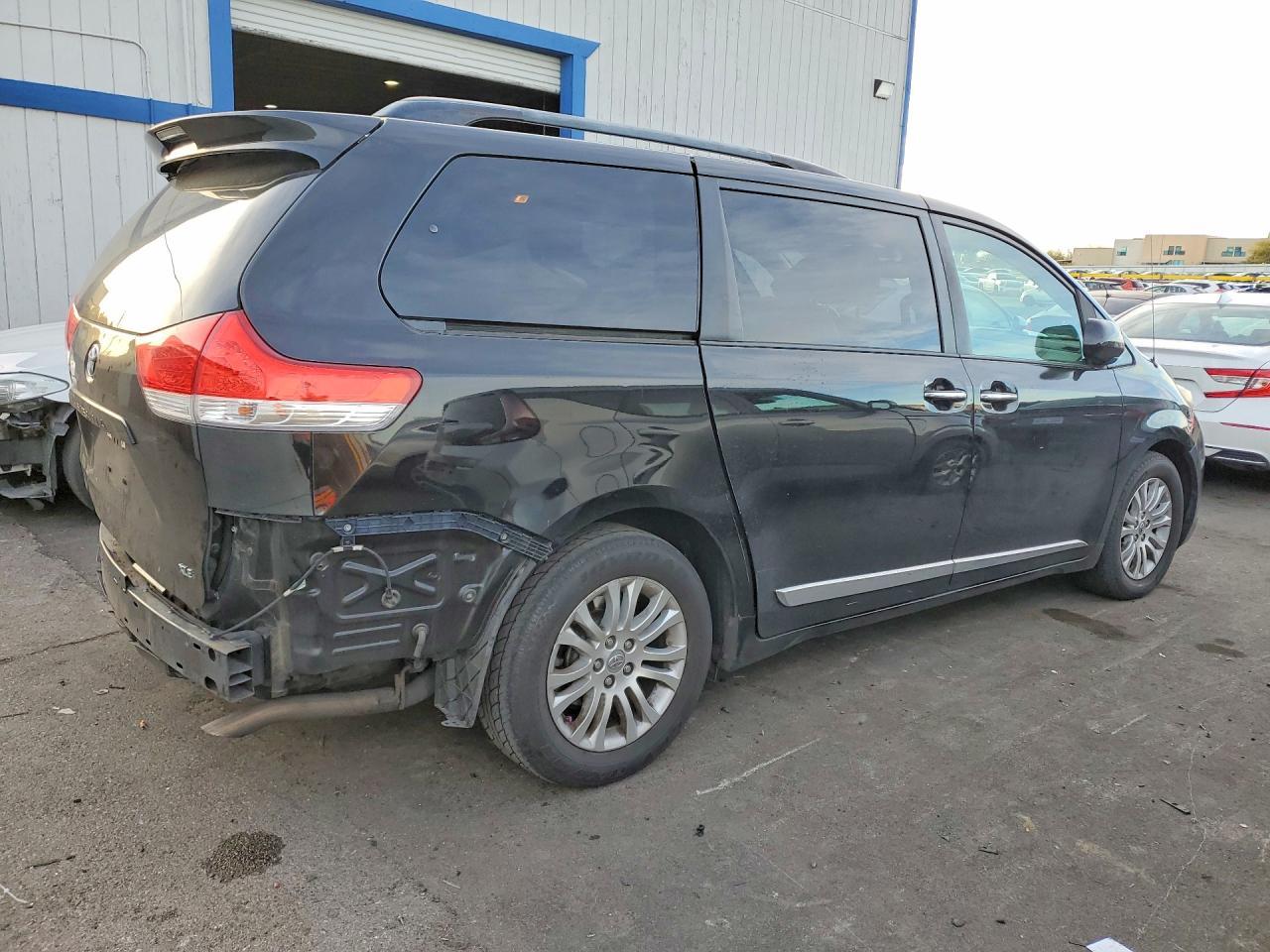 2013 TOYOTA SIENNA