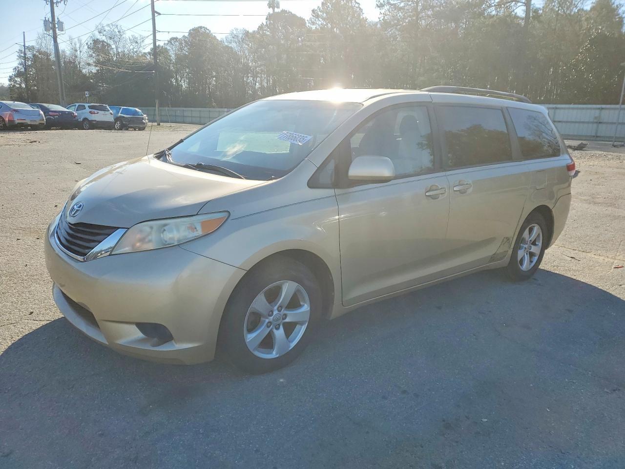 2011 TOYOTA SIENNA