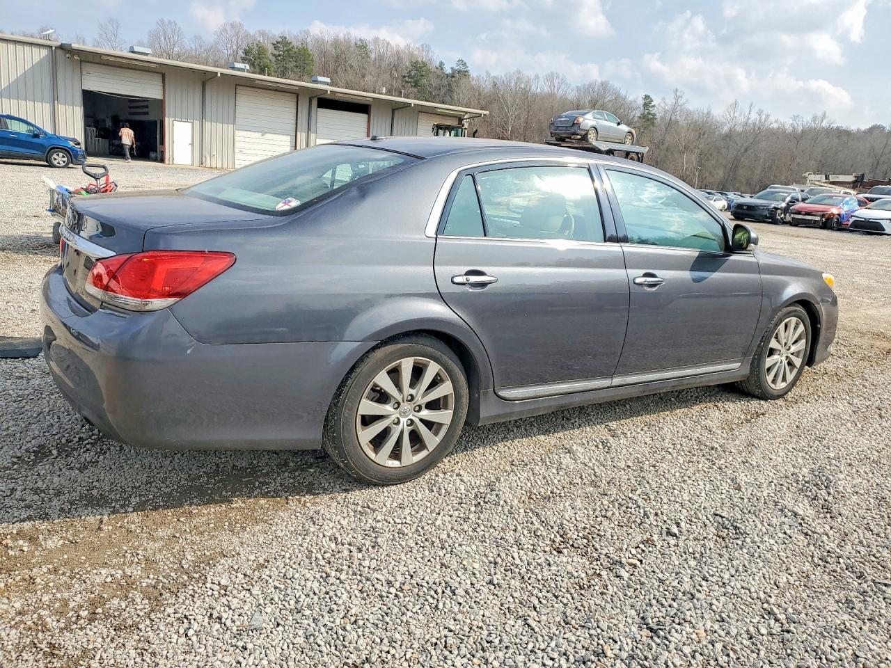 2011 TOYOTA Avalon