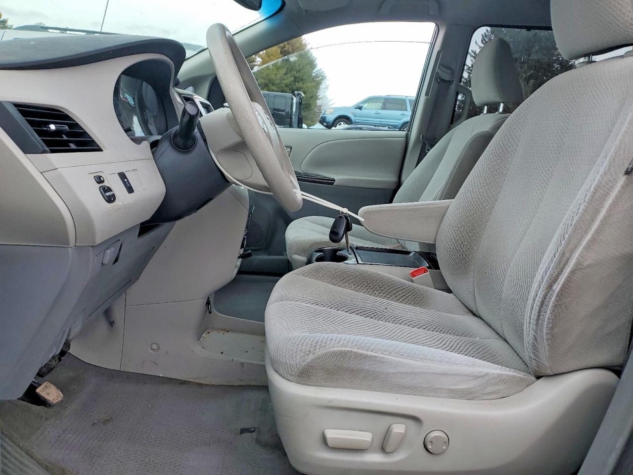 2011 TOYOTA SIENNA