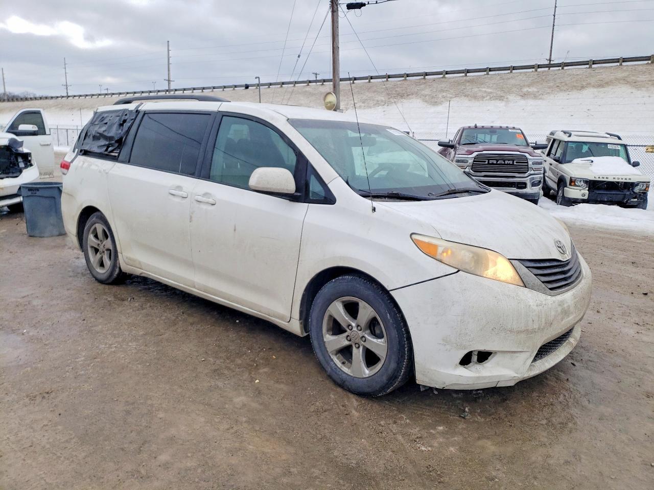 2011 TOYOTA SIENNA