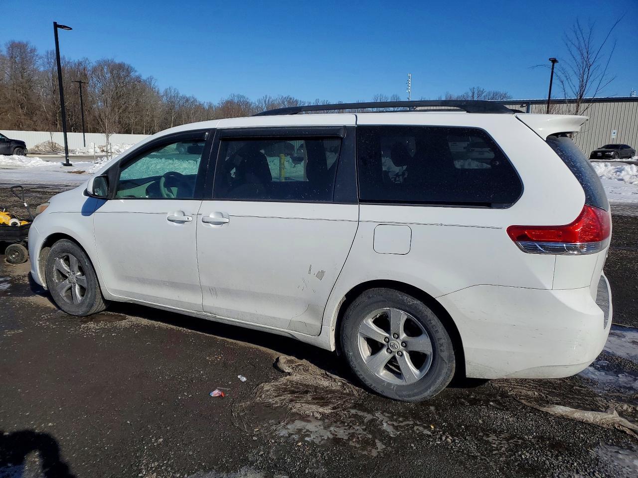 2011 TOYOTA SIENNA