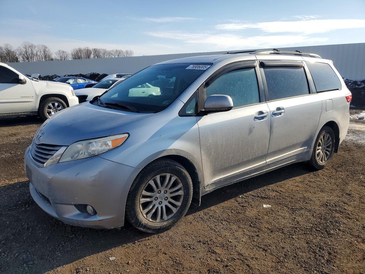 2016 TOYOTA SIENNA