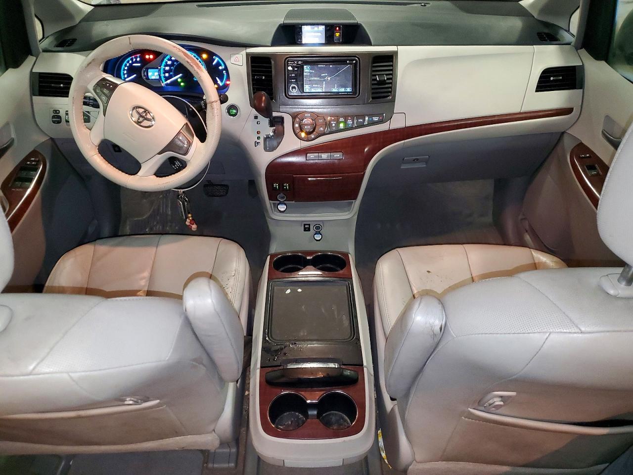 2013 TOYOTA SIENNA
