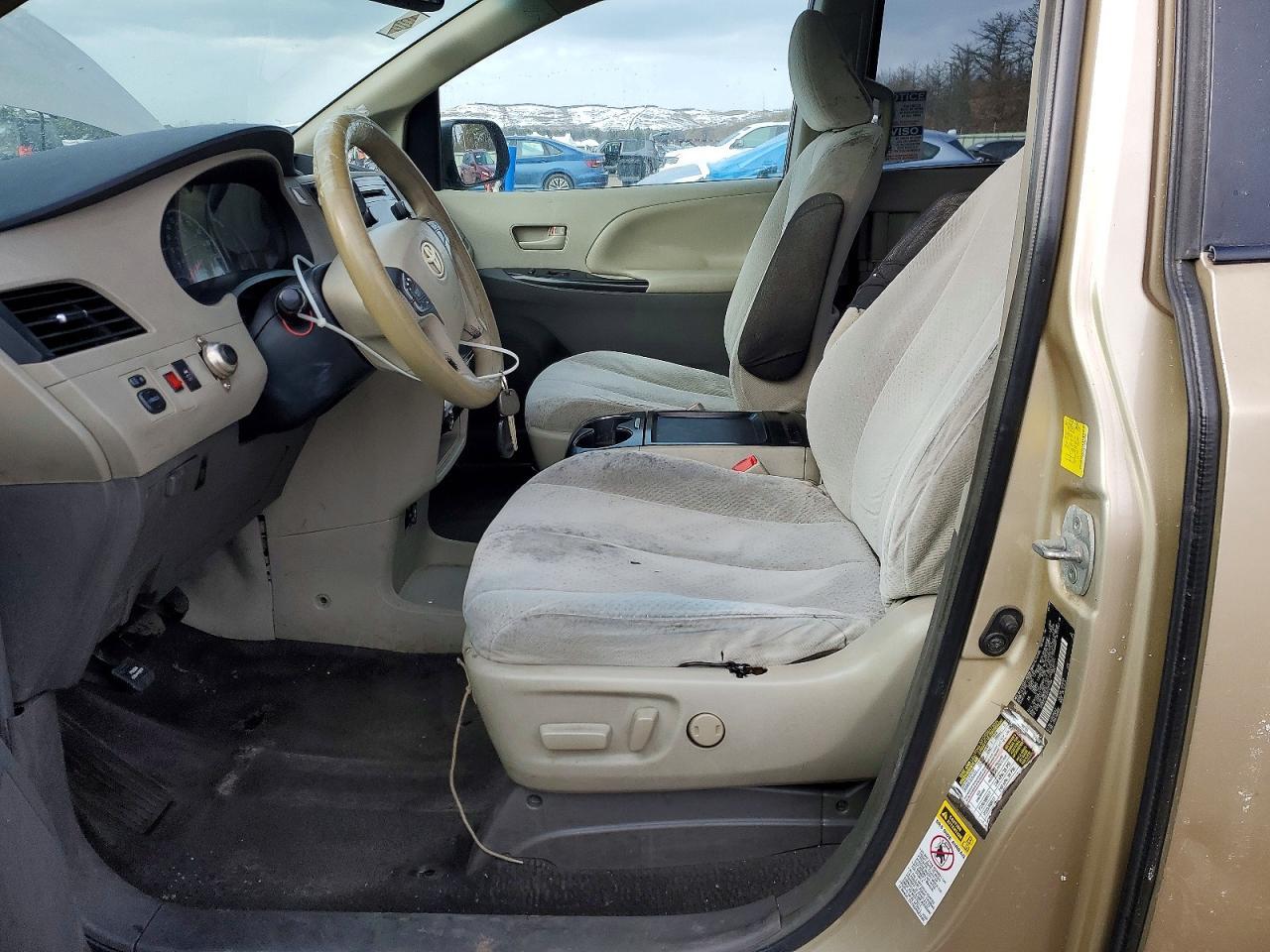 2011 TOYOTA SIENNA
