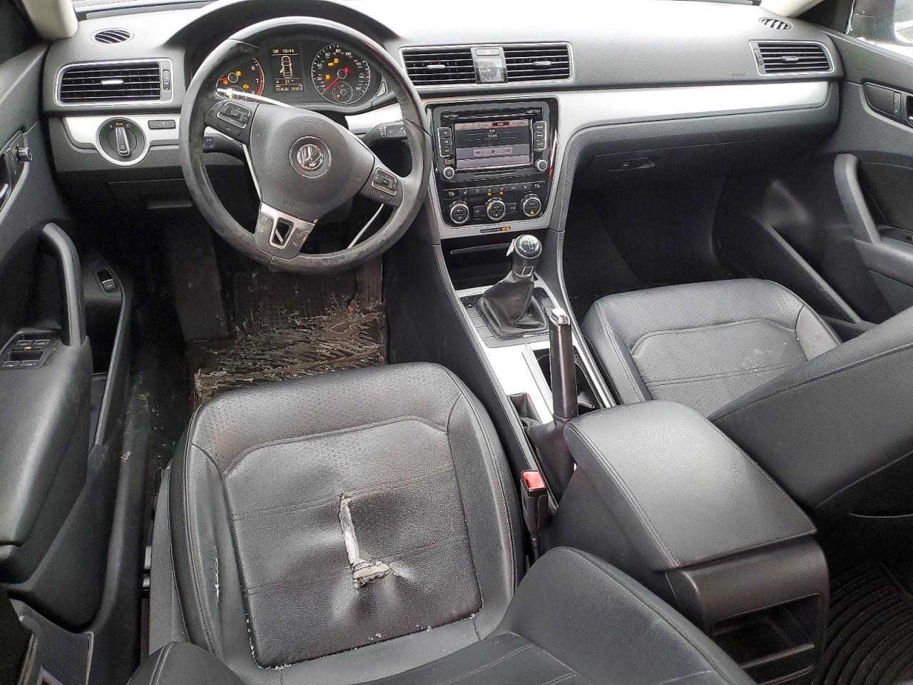 2012 VOLKSWAGEN Passat