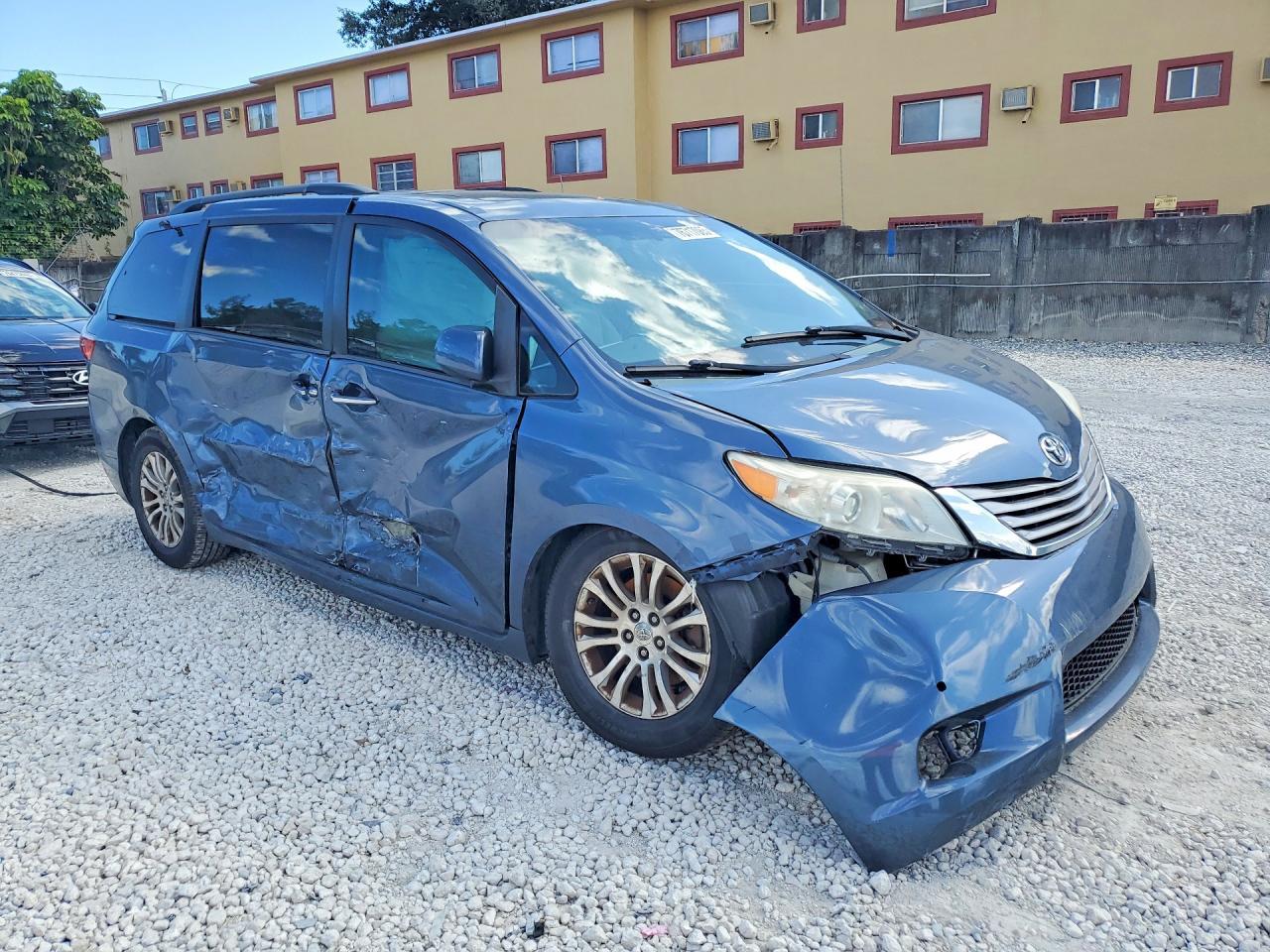 2015 TOYOTA SIENNA