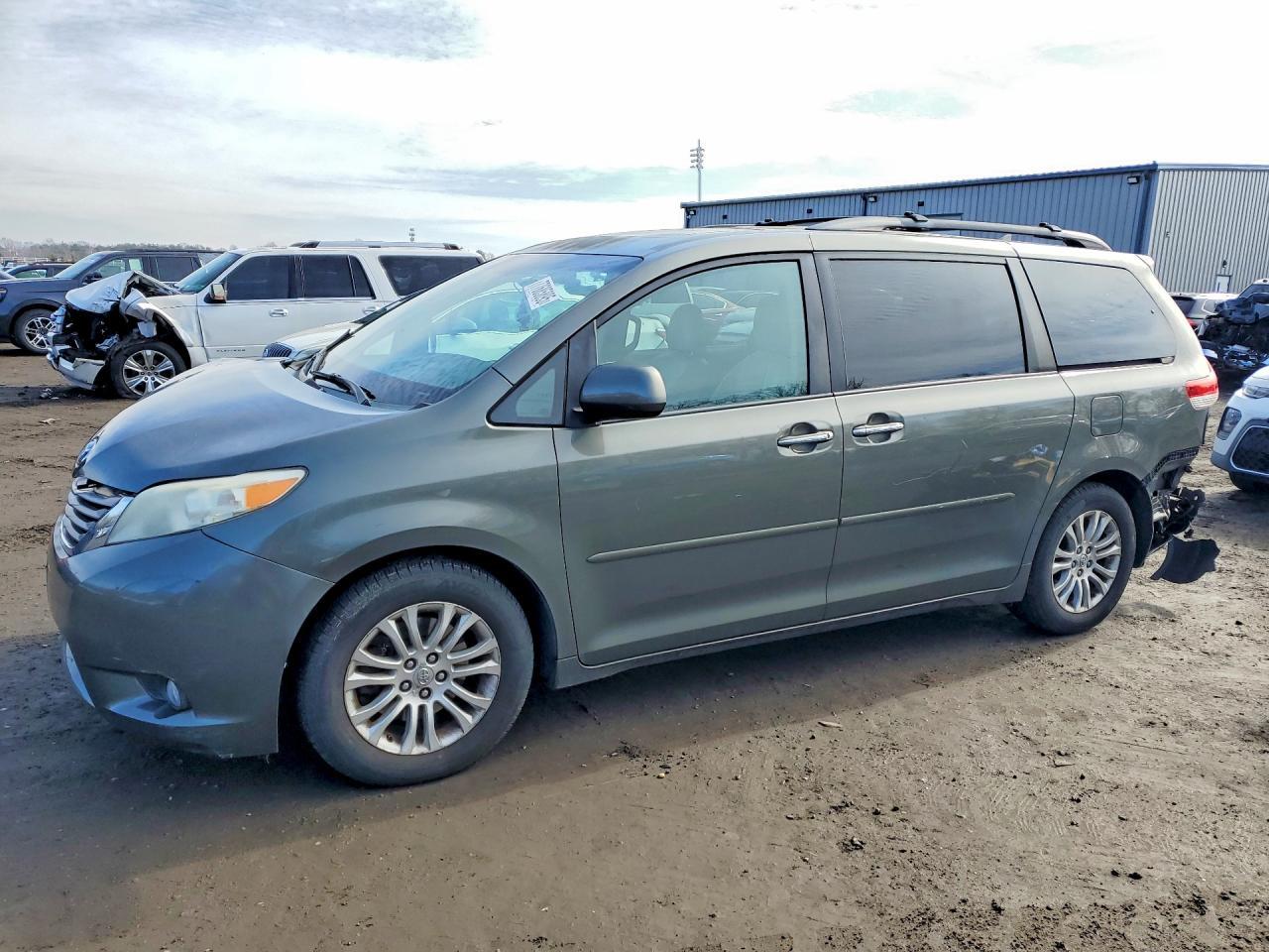 2012 TOYOTA SIENNA