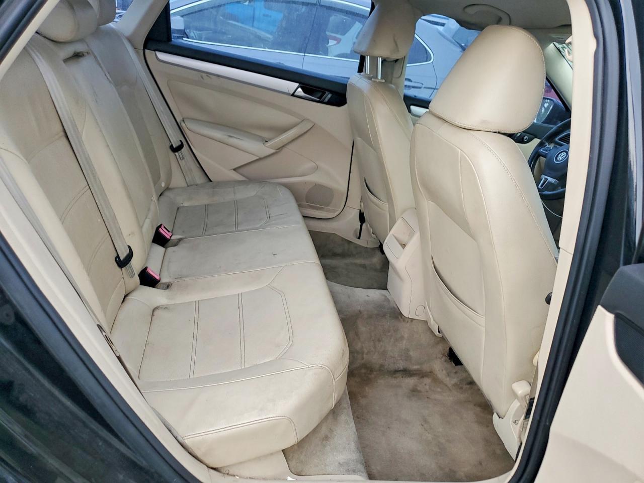 2012 VOLKSWAGEN Passat