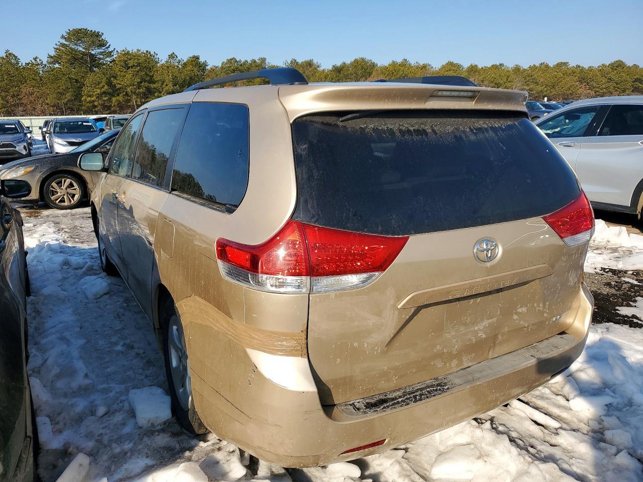 2011 TOYOTA SIENNA