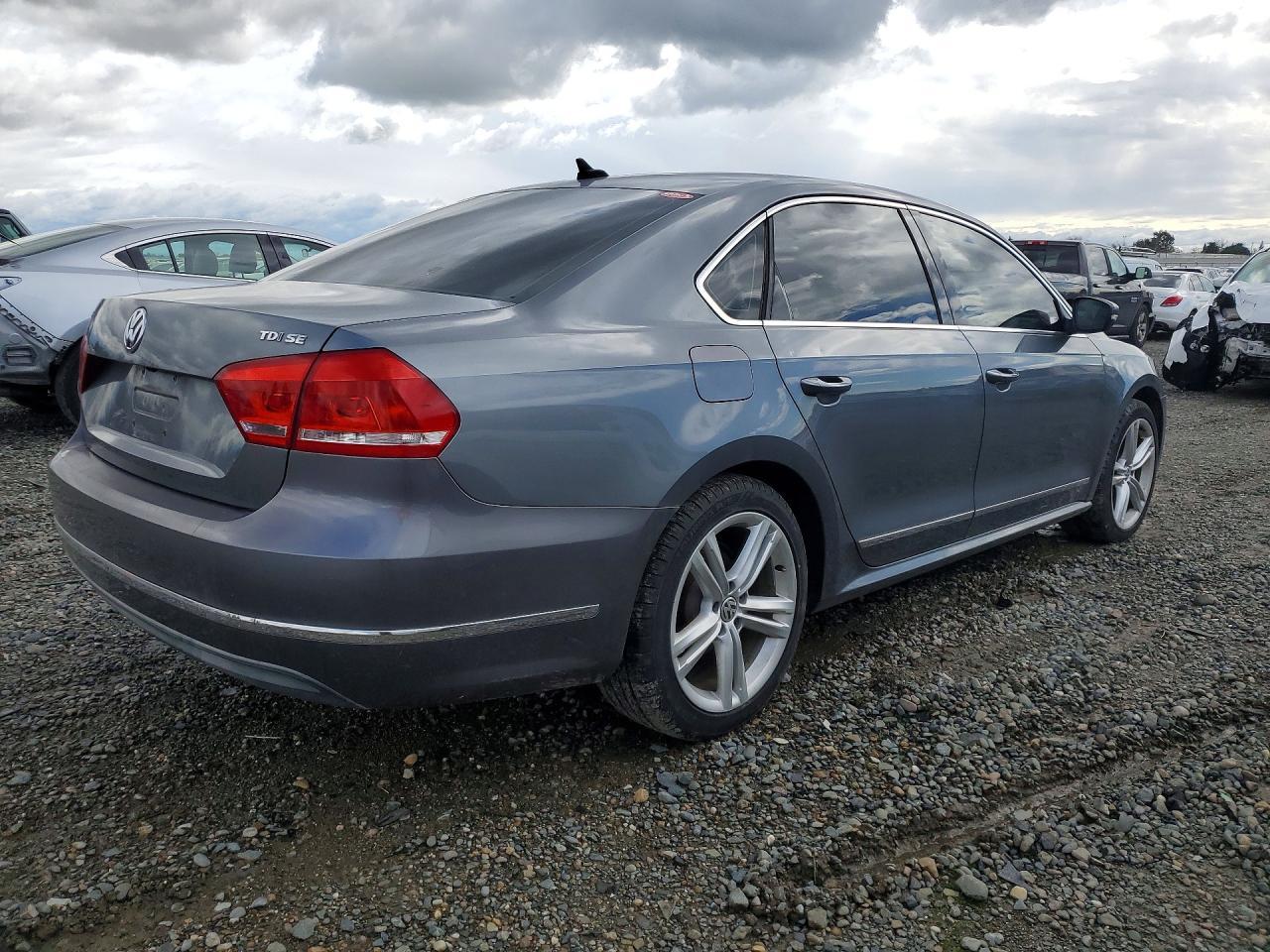 2014 VOLKSWAGEN Passat