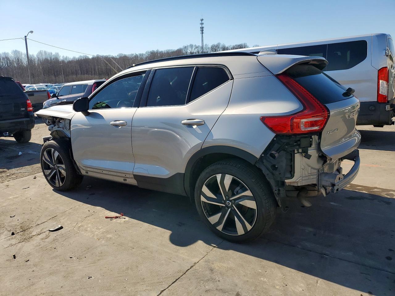 2025 VOLVO XC40