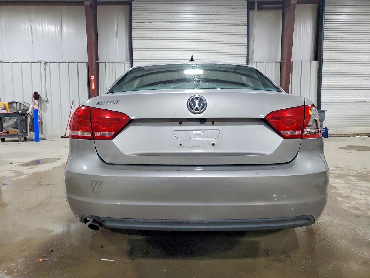 2013 VOLKSWAGEN Passat