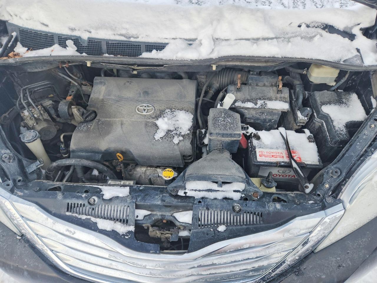 2011 TOYOTA SIENNA