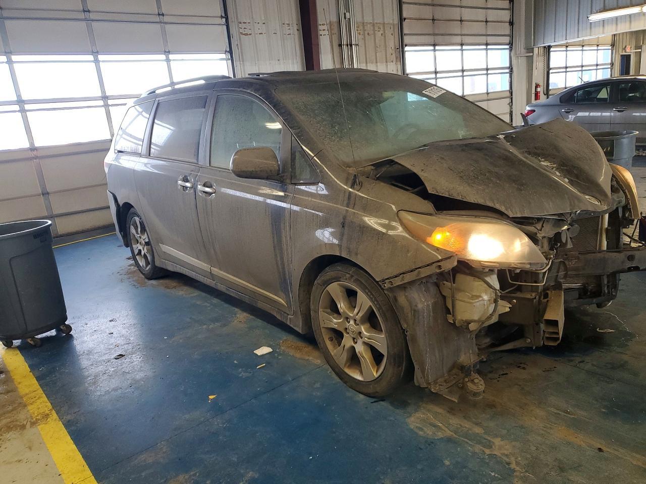 2014 TOYOTA SIENNA