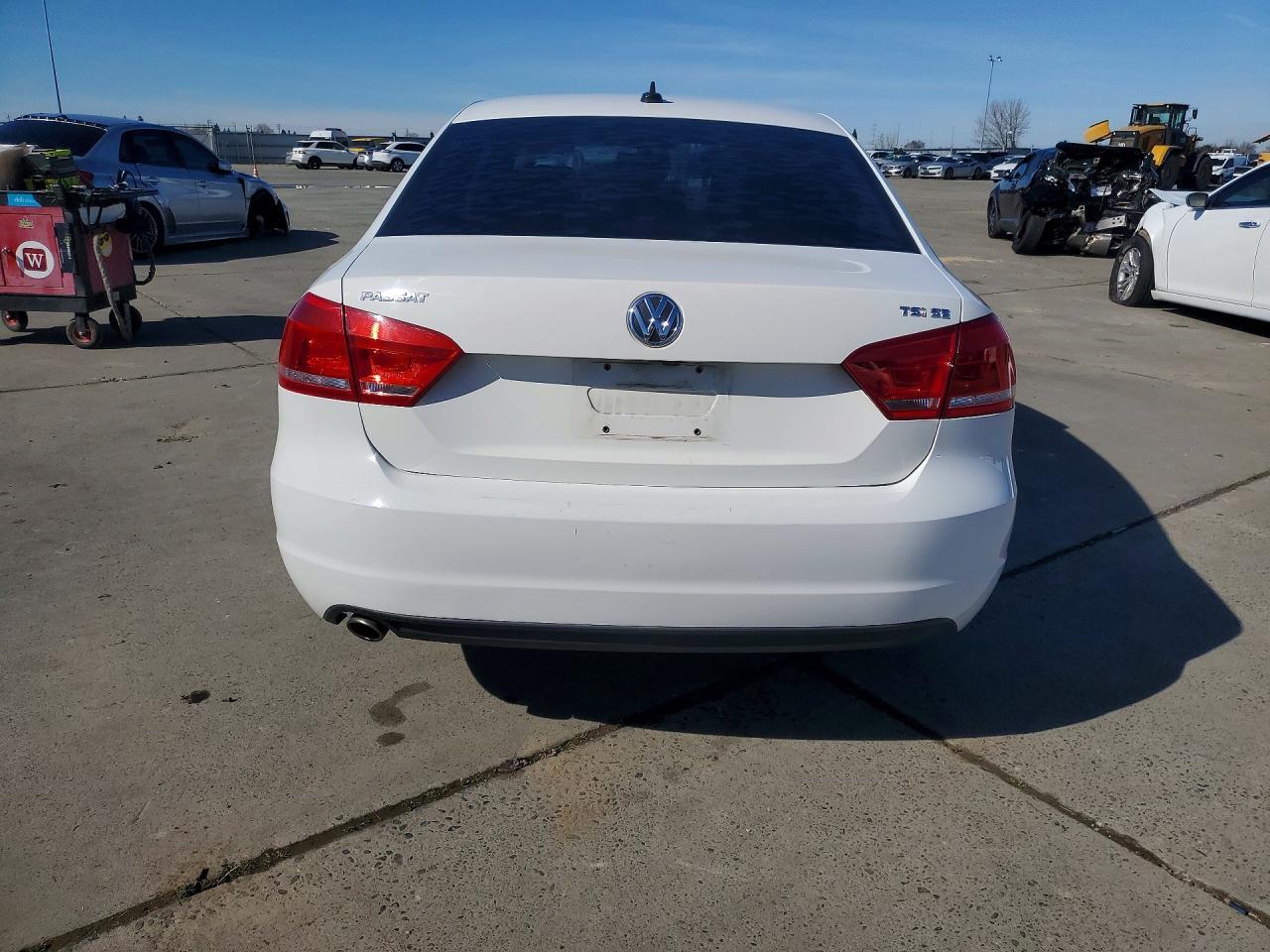2014 VOLKSWAGEN Passat