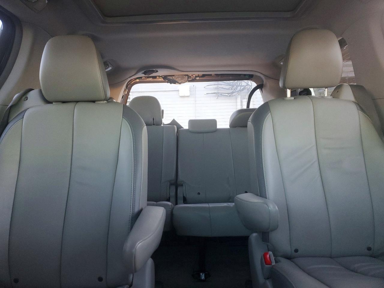 2013 TOYOTA SIENNA