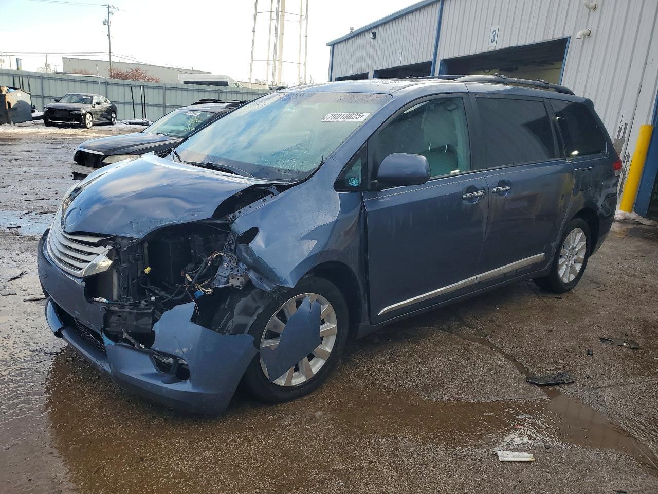 2013 TOYOTA SIENNA