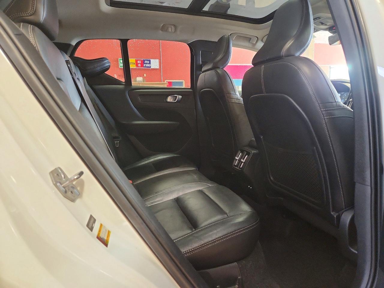 2021 VOLVO XC40