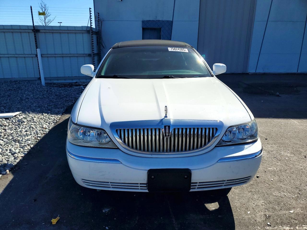 2010 LINCOLN Town Car