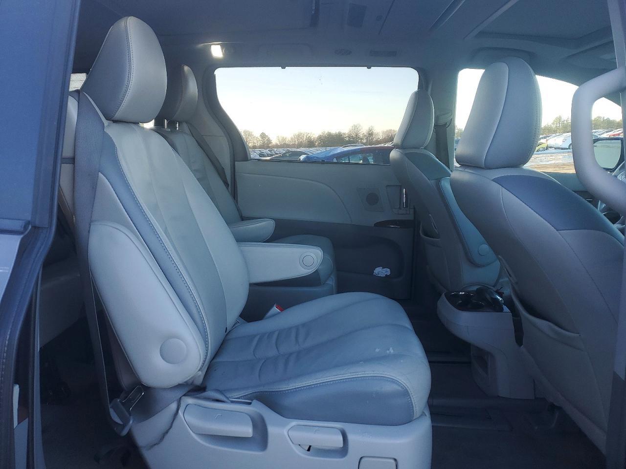 2013 TOYOTA SIENNA
