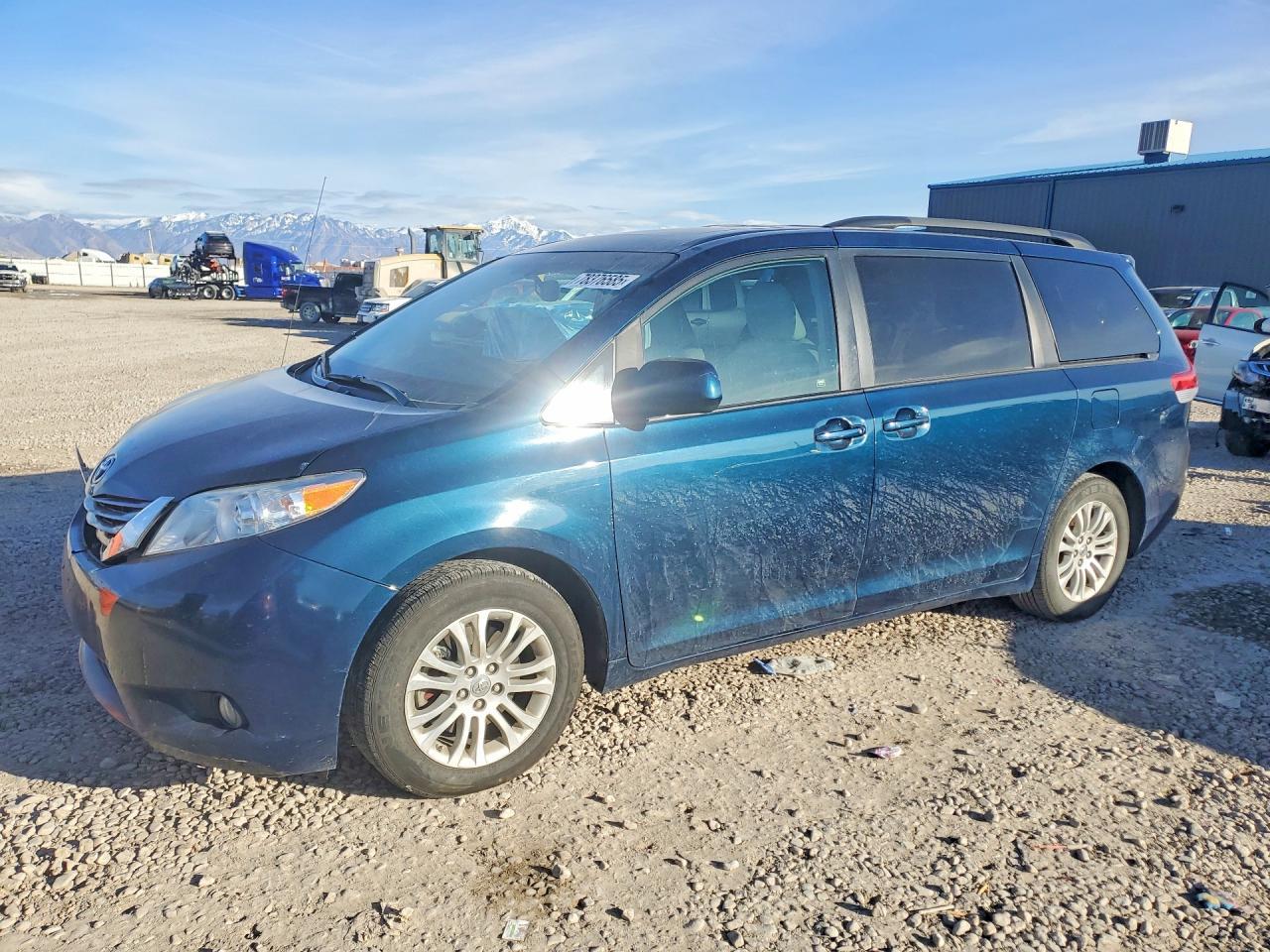 2011 TOYOTA SIENNA