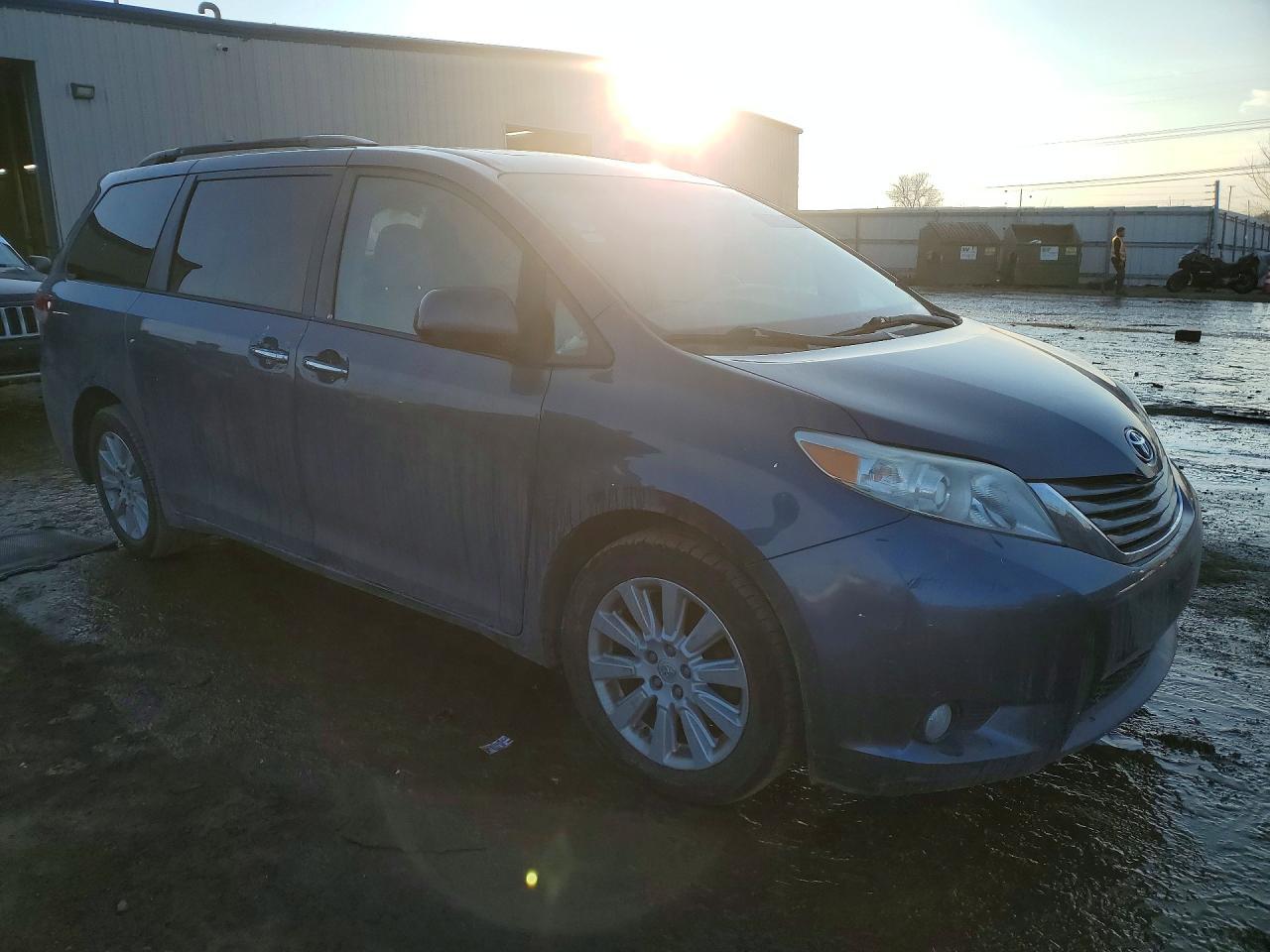 2014 TOYOTA SIENNA