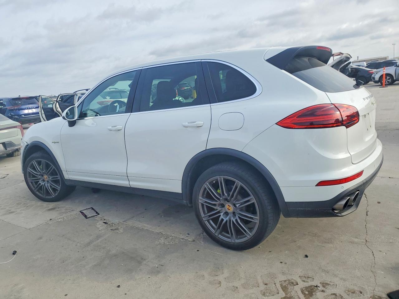 2016 PORSCHE CAYENNE