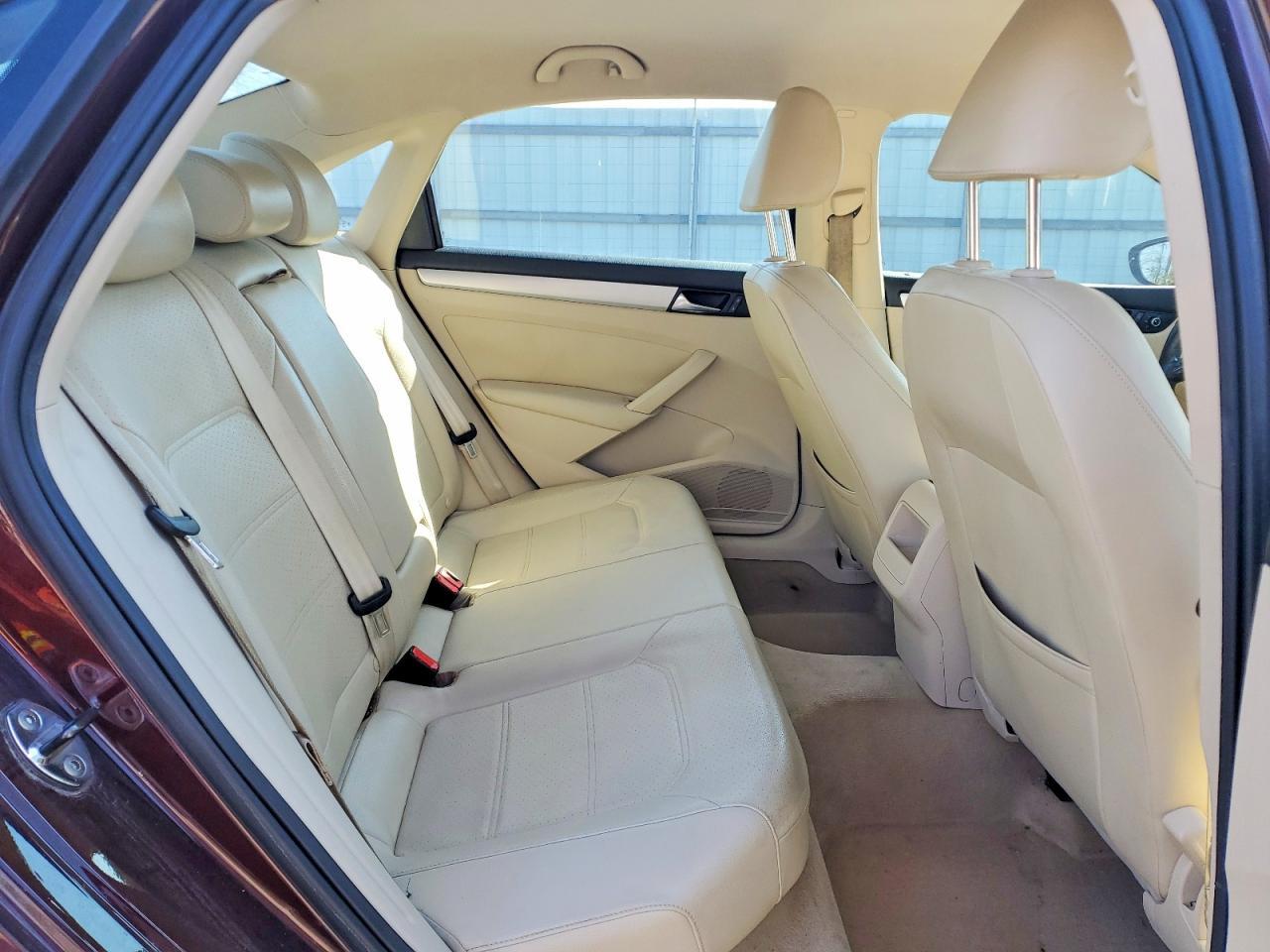 2012 VOLKSWAGEN Passat