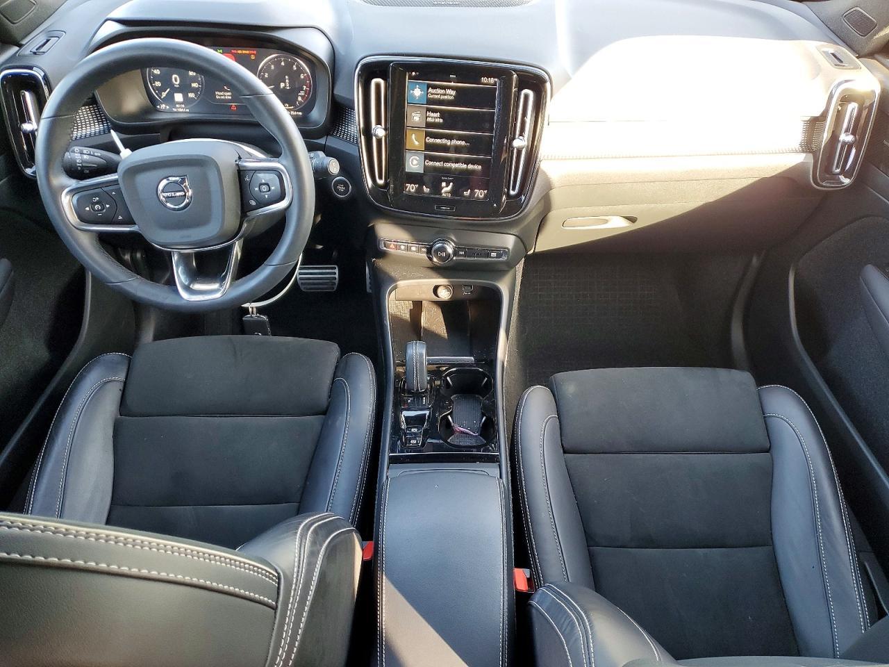2022 VOLVO XC40