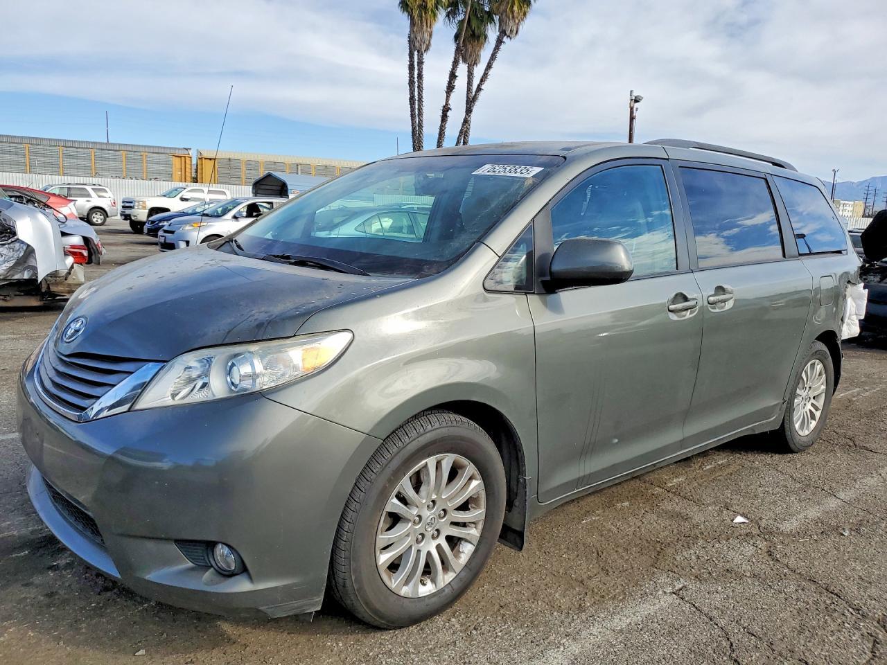 2011 TOYOTA SIENNA