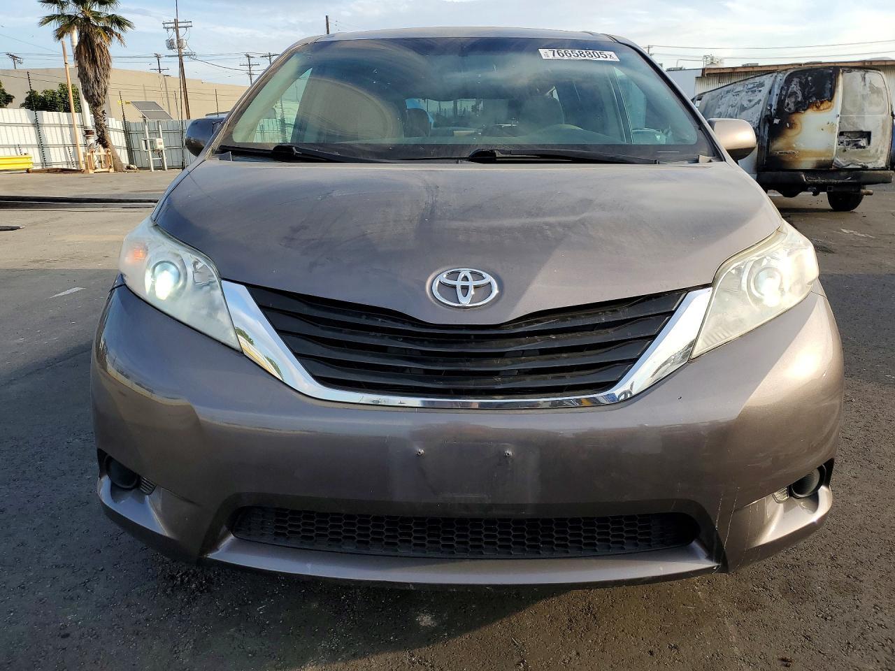 2013 TOYOTA SIENNA