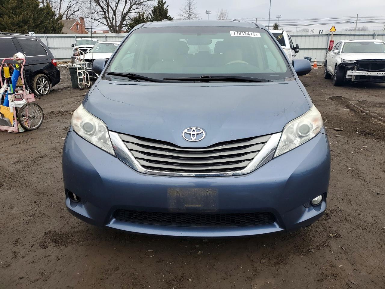 2013 TOYOTA SIENNA