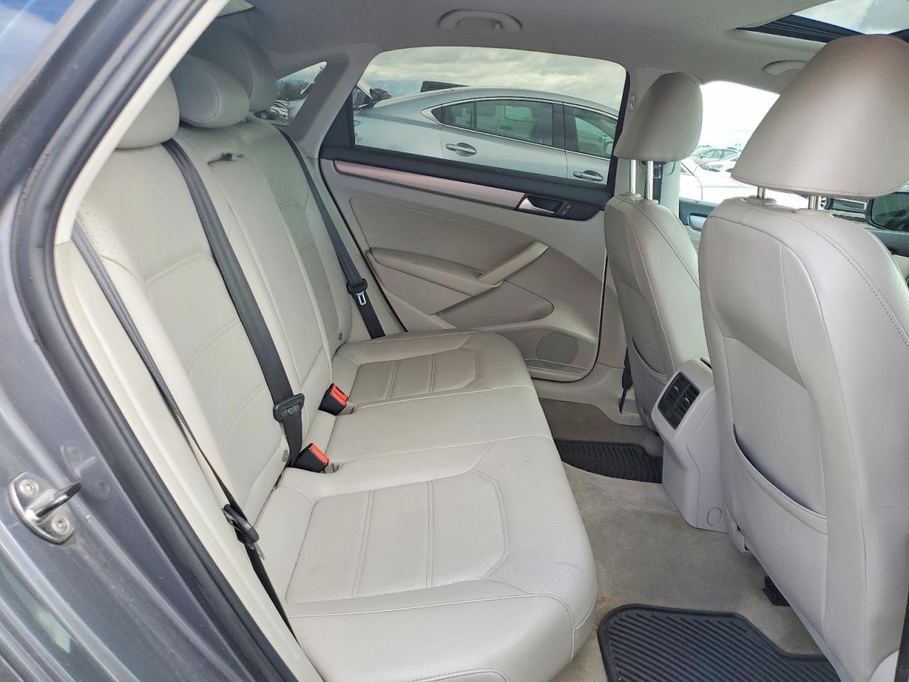 2014 VOLKSWAGEN Passat