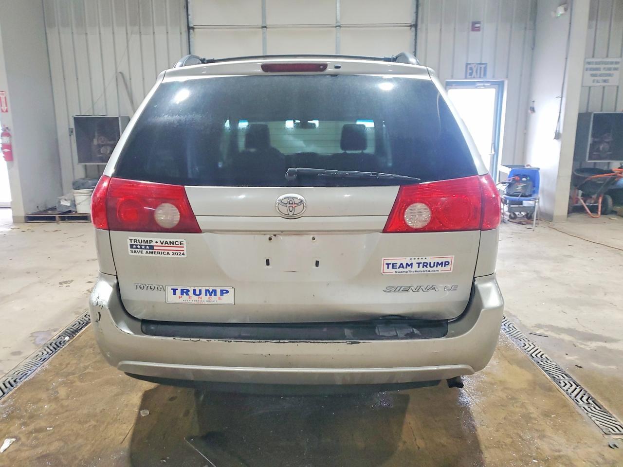 2010 TOYOTA SIENNA