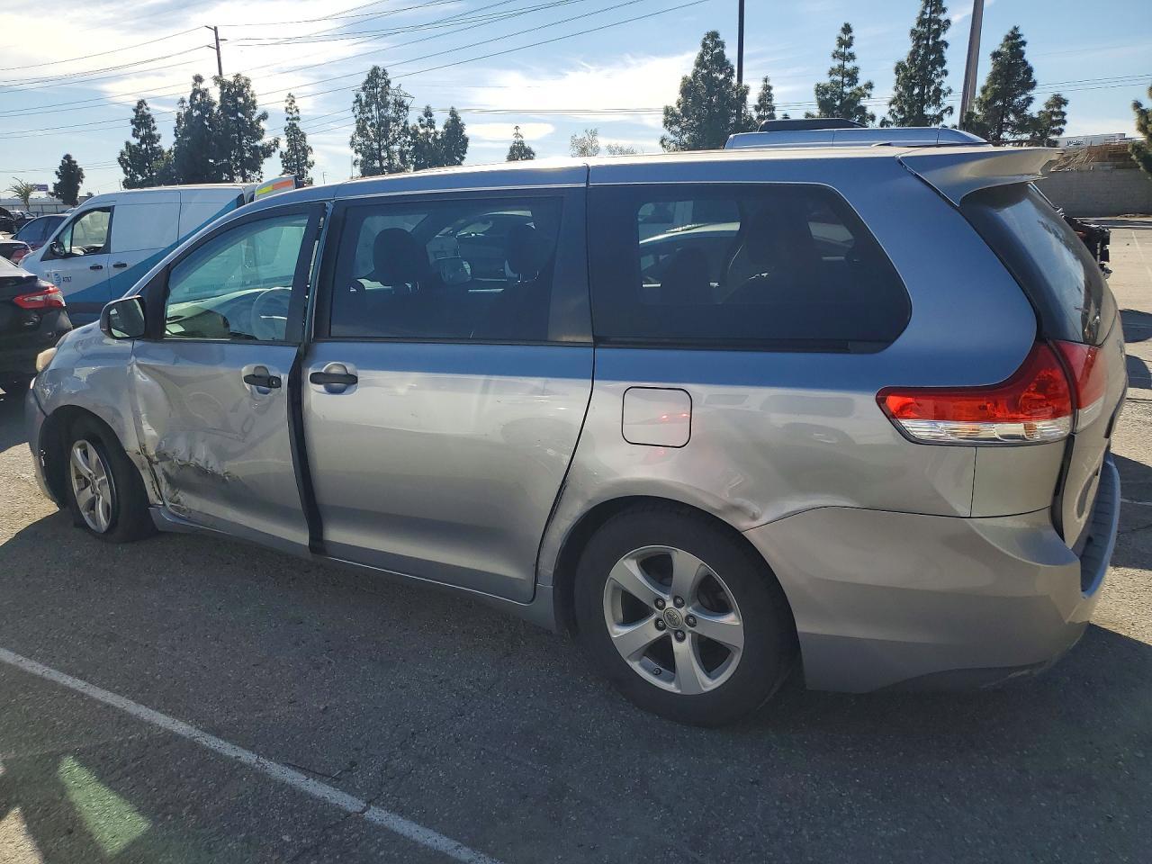 2013 TOYOTA SIENNA