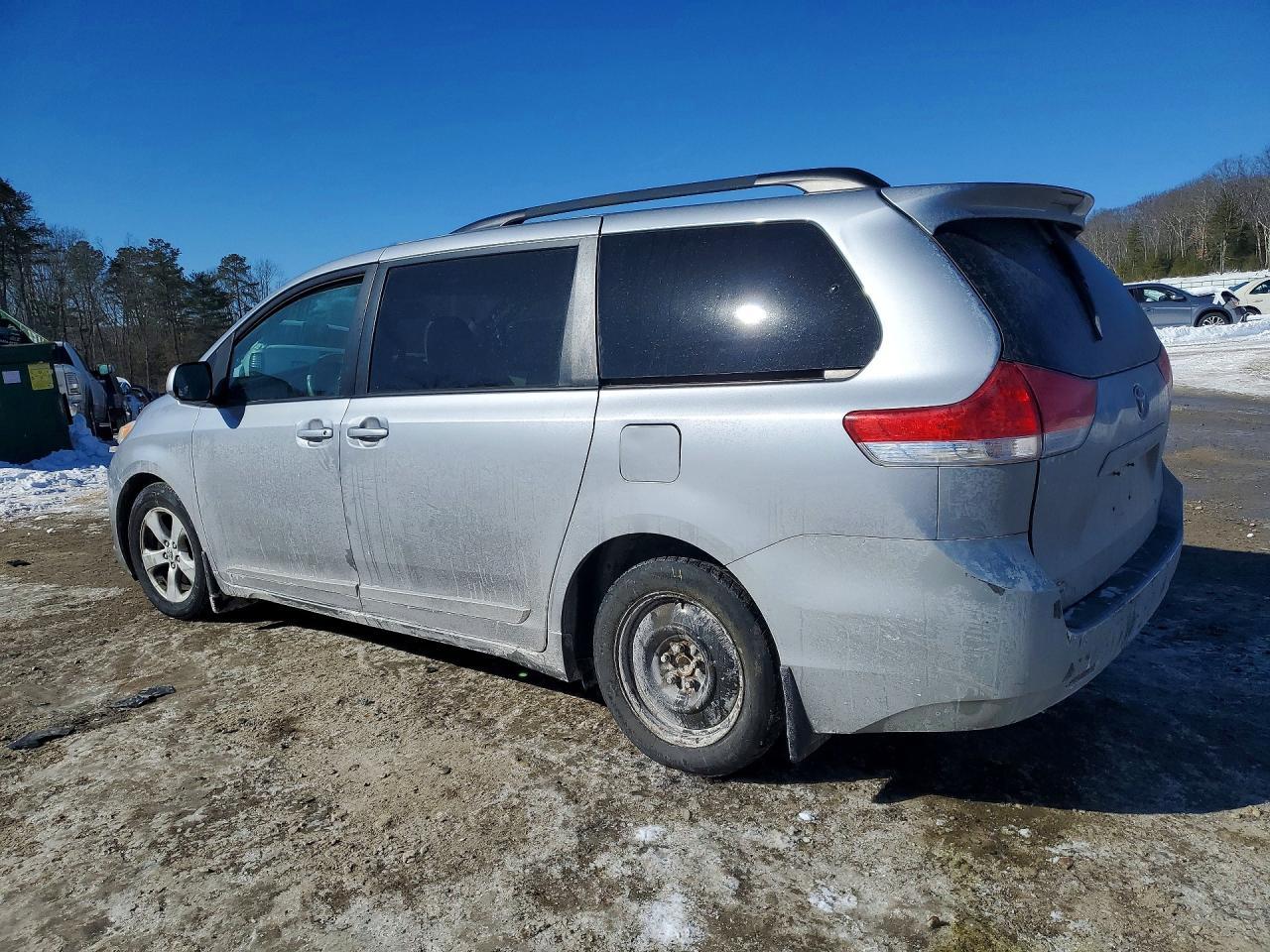 2011 TOYOTA SIENNA