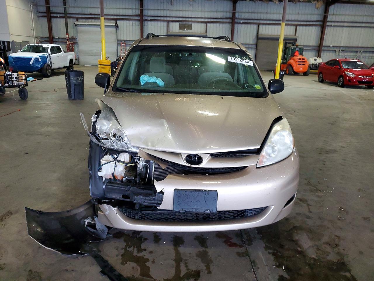 2010 TOYOTA SIENNA