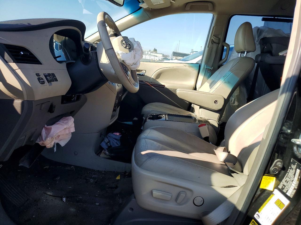 2011 TOYOTA SIENNA
