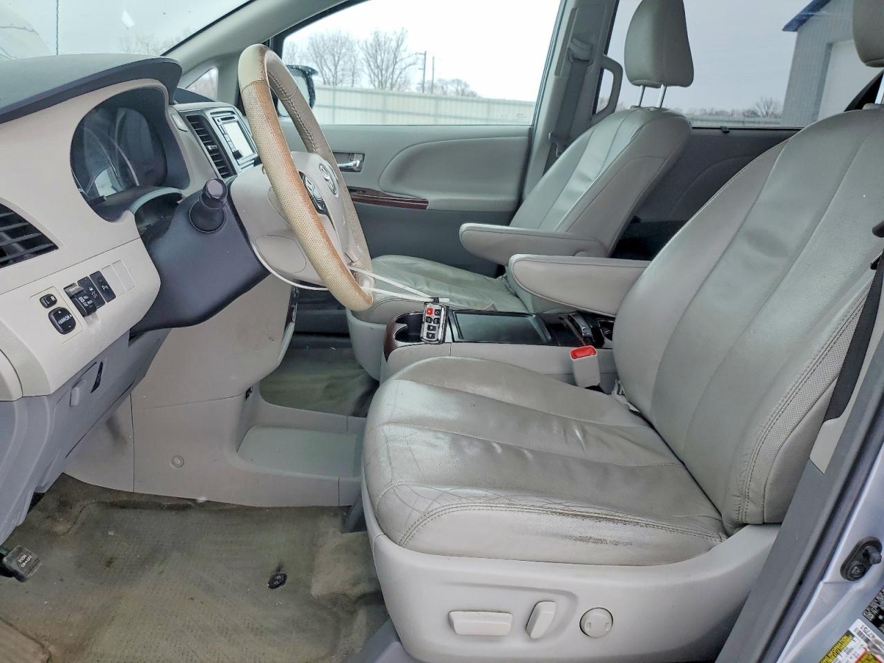 2014 TOYOTA SIENNA